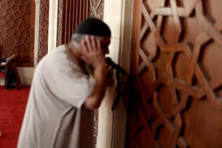 مصر.. مؤذن منع بلطجيان من بيع المخدرات أمام المسجد فانتقما منه بابنتيه وهذا ماحدث! مصر.. مؤذن منع بلطجيان من بيع المخدرات أمام المسجد فانتقما منه بابنتيه وهذا ماحدث! watanserb.com