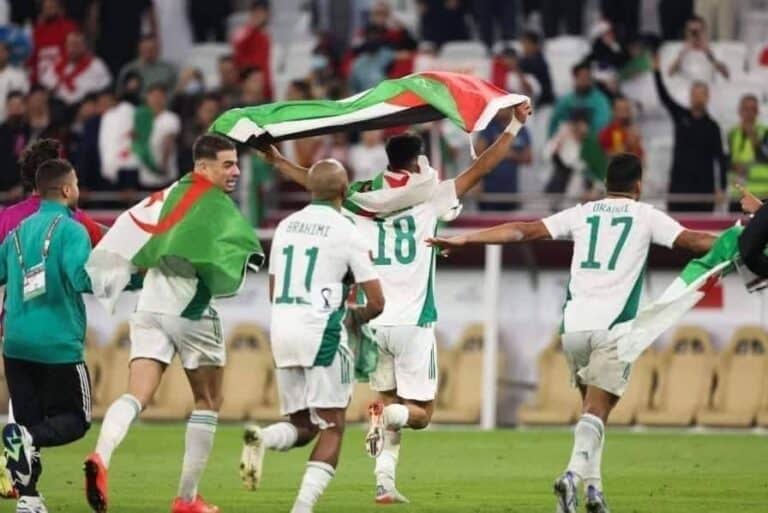 لاعبو منتخب الجزائر يرفعون الأعلام الفلسطينية احتفالاً بتأهلهم في كأس العرب (فيديو) منتخب الجزائر ورفع الأعلام الفلسطينية احتفالاً بتأهلهم في مونديال العرب بعد الفوز على المغرب watanserb.com
