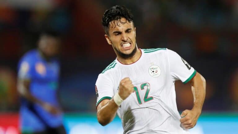 نجم المنتخب الجزائري أدم وناس يتعرض للسطو وهذا ما سرق منه أدم وناس والتعرض للسرقة في أحد شوارع نابولي watanserb.com