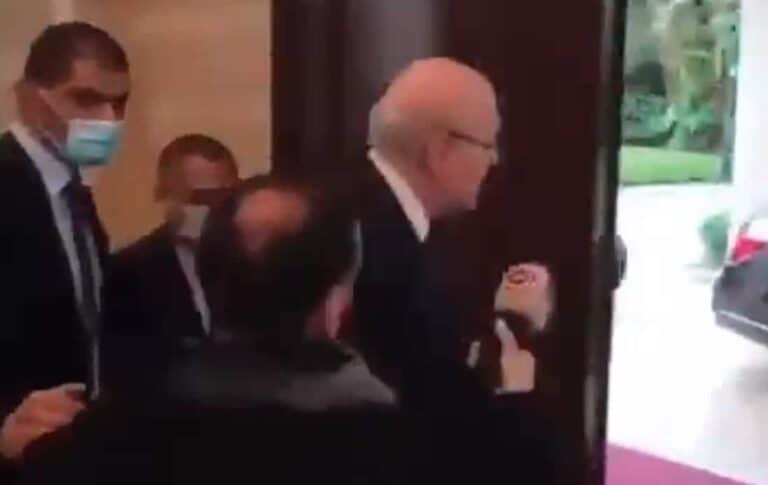 خرج غاضباً .. لماذا دفع نجيب ميقاتي صحفياً بعد أن وجه له سؤالاً! (فيديو) نجيب ميقاتي رئيس الحكومة اللبنانية watanserb.com