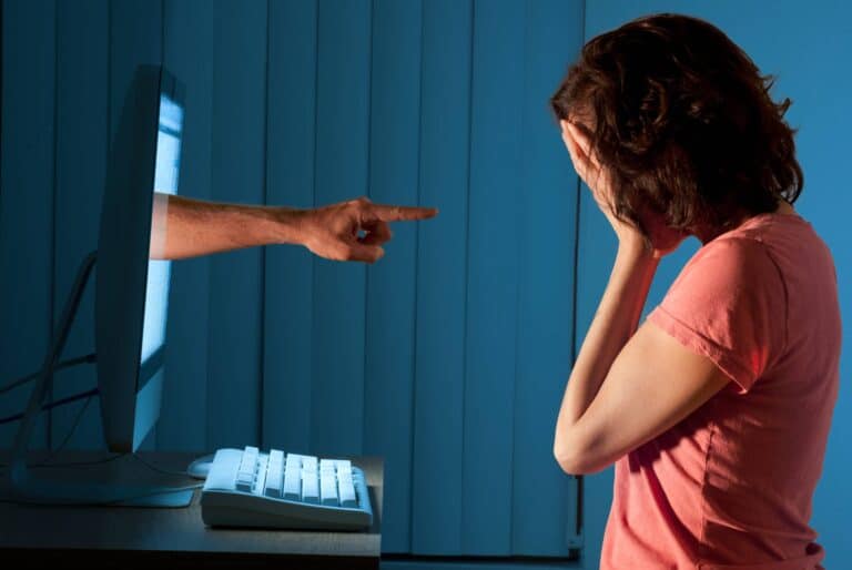 مصر.. عامل صيانة هواتف ينشر مقاطع فيديو خاصة لسيدة وزوجها من جوالها بعد تصليحه watanserb.com