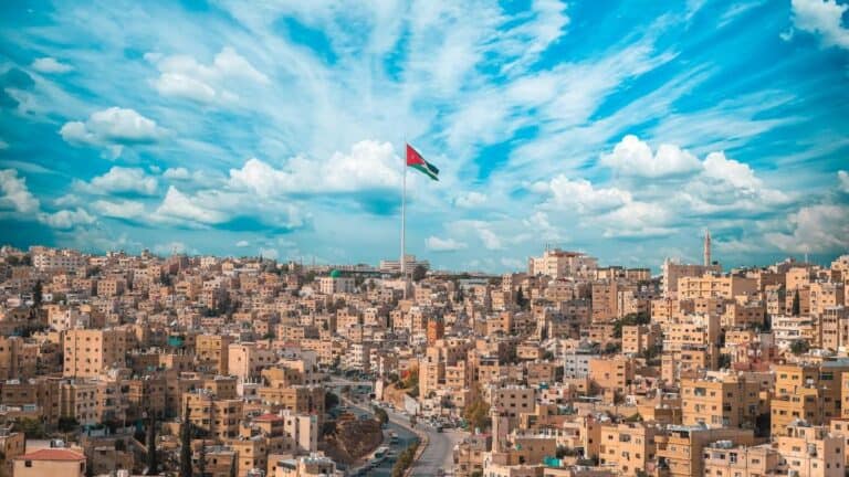 تقرير لموقع بريطاني يكشف عن “فضيحة” في الأردن ونواب يقررون إثارتها في البرلمان منظمات غير حكومية دولية تفصل موظفين أردنيين بعد حصولها على إعفاءات حكومية من قانون حماية العمال أثناء الوباء watanserb.com
