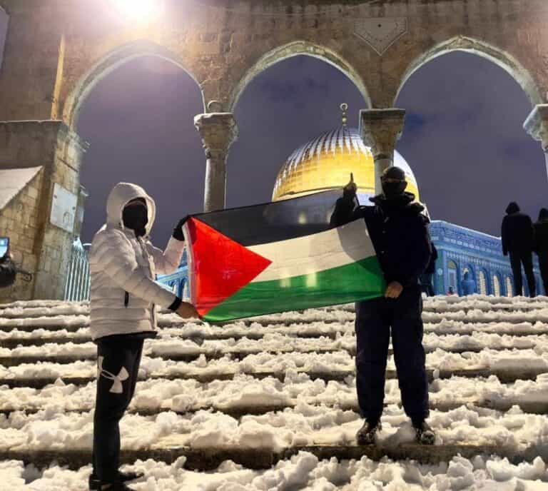 الثلج في القدس .. فَرِحَ الفلسطينيون فاعتقلهم جنود الاحتلال! (شاهد) الثلج في القدس watanserb.com