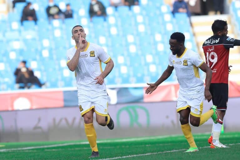 احتفال المغربي حمد الله بعد إحرازه الهدف الأول مع الاتحاد السعودي watanserb.com