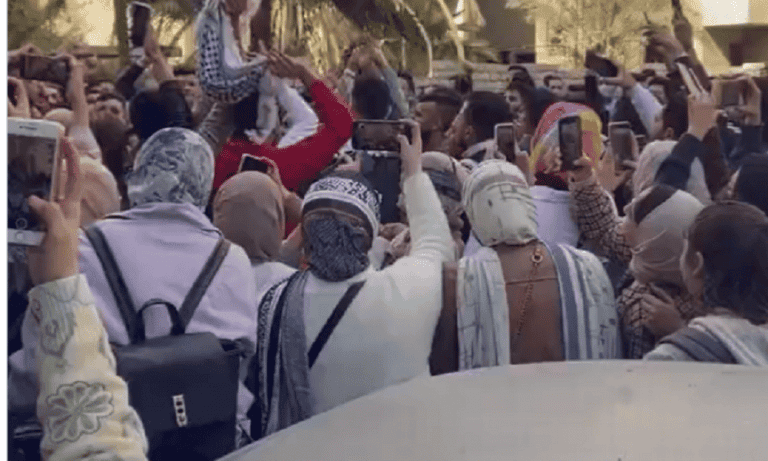 طلبة كلية الطب بجامعة الزقازيق المصرية يحتفلون بتخرجهم على أنغام “أنا دمي فلسطيني” (فيديو) طلبة كلية الطب بجامعة الزقازيق المصرية يحتفلون بتخرجهم على أنغام "انا دمي فلسطيني watanserb.com