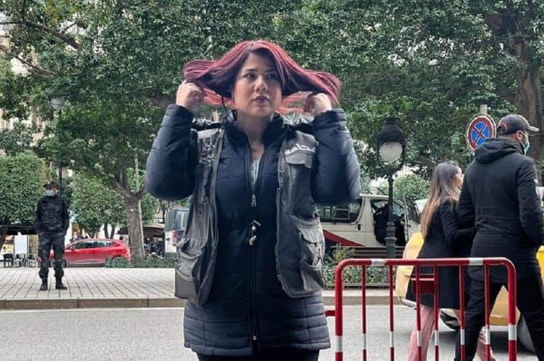 “أريد تقبيل والدتك”.. شاهد لحظة تعرض صحفية تونسية للتحرش من رجل أمن أثناء الاحتجاجات ضد قرارات سعيّد! شاهد لحظة تعرض صحفية تونسية للتحرش من رجل أمن أثناء الاحتجاجات ضد قرارات سعيّد! watanserb.com