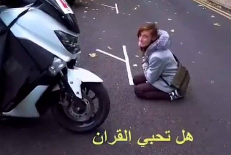 شاهد رد فعل فتاة أوروبية سمعت صوت القرآن الكريم في الشارع (فيديو) فتاة أوروبية تسمع القرآن الكريم watanserb.com