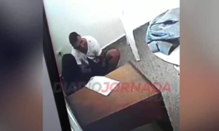 فضيحة .. قاضية تقبل قاتل شرطي وتحاول إنقاذه من عقوبة السجن مدى الحياة! (فيديو) قاضية أرجنتينية تقبل قاتل شرطي watanserb.com