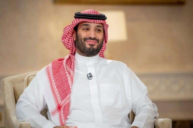 سر اللاصقات التي يضعها محمد بن سلمان على أصابعه watanserb.com