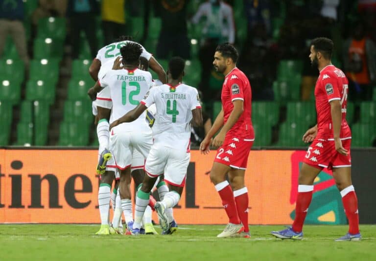 منتخب تونس يُودع بطولة أمم أفريقيا بعد الخسارة أمام نظيره بوركينا فاسو (فيديو) منتخب بوركينا فاسو والاحتفال بهدف التأهل الوحيد في شباك تونس watanserb.com