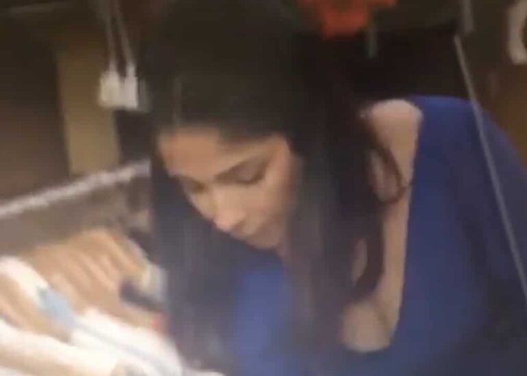 مشهد خلع منى زكي ملابسها الداخلية بفيلم “أصحاب ولا أعز” يثير ضجة واسعة! منى زكي في مشهد جريء بفيلم أصحاب ولا أعز watanserb.com