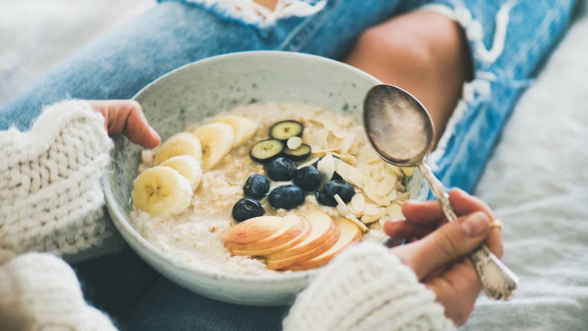 تتمثل إحدى طرق خداع عقلك في تناول كميات أقل من الطعام من خلال وضع وجباتك على أطباق صغيرة الحجم.