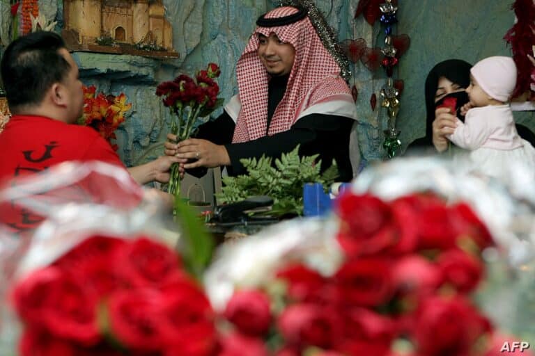 “غزو بالأحمر لملابس النساء الداخلية”.. احتفال صامت بعيد الحب في السعودية (شاهد) عيد الحب في السعودية watanserb.com