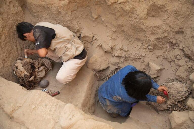 البيرو: علماء آثار يكتشفون مومياوات لأطفال قتلوا وقدموا كقربان لشخصية نبيلة مومياوات أطفال البيرو watanserb.com