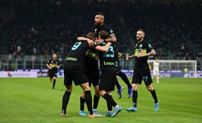 إنتر ميلان يُقصي روما بالثنائية ويتأهل إلى نصف نهائي كأس إيطاليا (شاهد) مباراة إنتر ميلان وروما في منافسات كأس إيطاليا watanserb.com