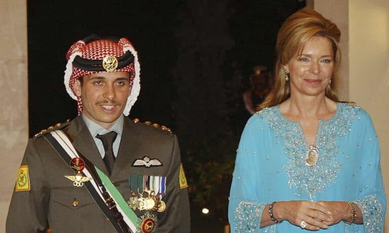 يضع مسدساً على جانبه .. أحدث صورة للأمير حمزة ومولوده الجديد يثيران ضجة أحدث صورة للأمير حمزة watanserb.com