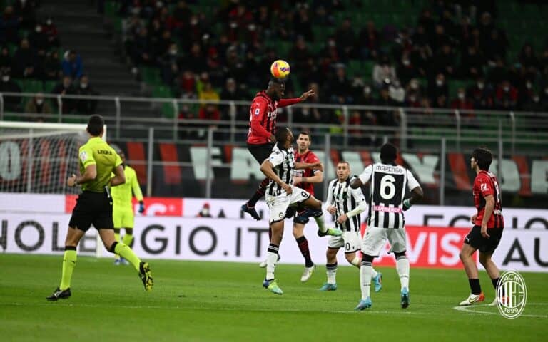 ترتيب الدوري الإيطالي بعد تعثر ميلان وجاره الإنتر مباراة ميلان وأودينيزي في منافسات الدوري الإيطالي watanserb.com