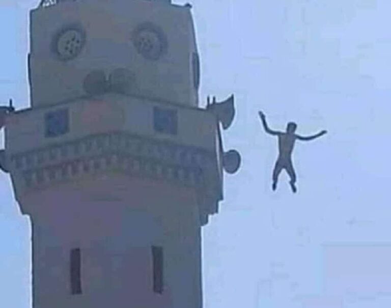 شاب يلقي بنفسه من أعلى مئذنة مسجد منتحرا بمدينة قسنطينة في الجزائر (شاهد) انتحار شاب من أعلى مئذنة مسجد في الجزائر watanserb.com