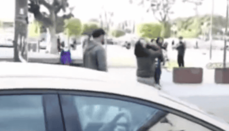 الفنان المغربي محمد الريفي يصرخ بأعلى صوته في الشارع طالبا عفو أمه! (شاهد) الفنان المغربي محمد الريفي watanserb.com