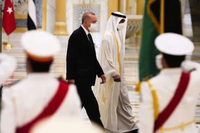 ابن زايد يعيد ترتيب أولوياته .. قراءة في زيارة أردوغان للإمارات بعد عقد جليدي قراءة في زيارة أردوغان للإمارات watanserb.com