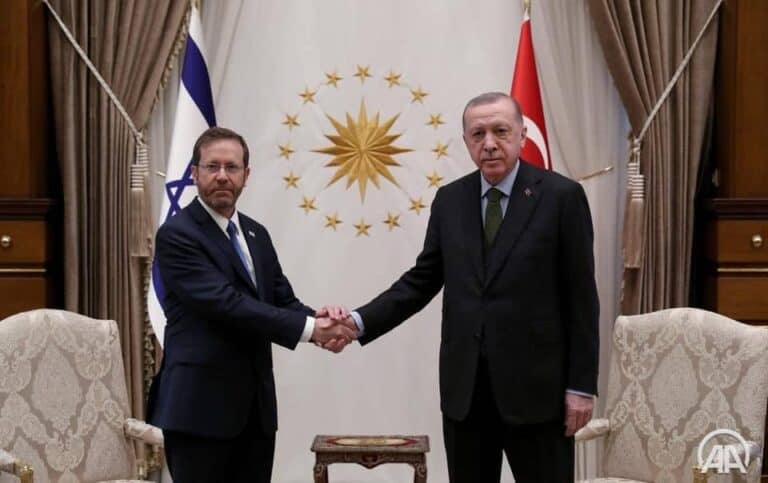 جمال ريان يدافع عن “أردوغان” عقب استقباله الرئيس الإسرائيلي.. هكذا برر موقف الرئيس التركي! أردوغان والرئيس الإسرائيلي إسحاق هرتسوغ watanserb.com