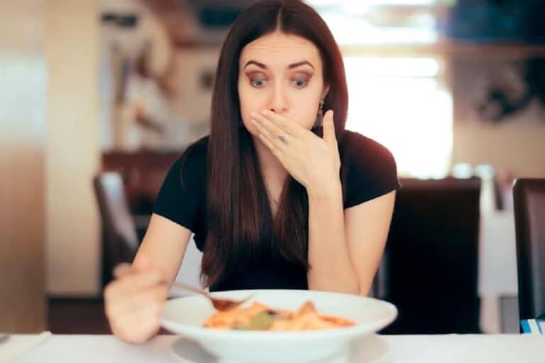 عائلة كويتية شعرت بمذاق غريب في الطعام وكاميرا المراقبة تكشف الصدمة.. “فضلات الخادمة”! (شاهد) عائلة كويتية شعرت بمذاق غريب في الطعام وكاميرا المراقبة تكشف الصدمة.. "فضلات الخادمة"! watanserb.com