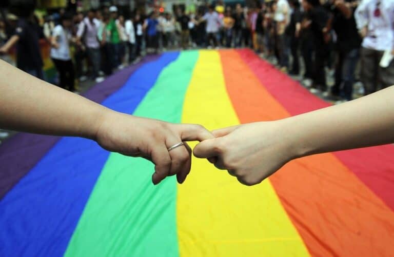 صورة تروج لـ”المثلية الجنسية” في منهاج رياض الأطفال في الأردن تثير ضجة! (شاهد) المثلية الجنسية في الأردن watanserb.com