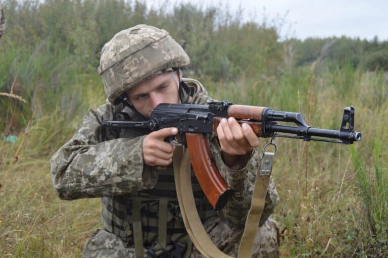 كيف ولدت بندقية AK-47؟ .. تعرف على تاريخ أشهر بندقية هجومية روسية كلاشنيكوف AK-47 watanserb.com
