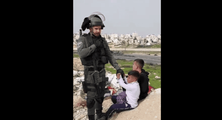 حفيظ دراجي معلقا على اعتقال طفلين فلسطينيين: ماذا لو كان هذا الطفل أوكرانيا والجندي روسيا؟ حفيظ دراجي يعلق جندي إسرائيلي يعتقل طفلين فلسطينيين في العيسوية watanserb.com