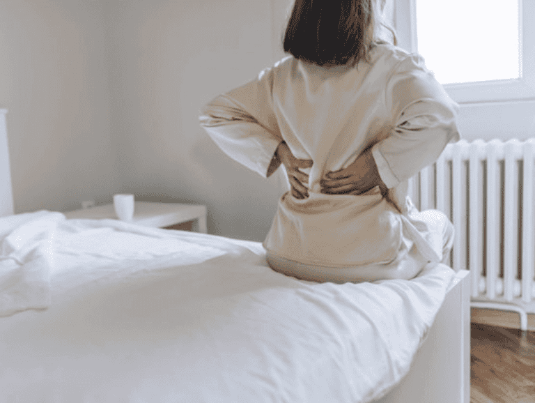 كيف يؤثر حجم الثدي الكبير على ظهر المرأة؟ حجم الثدي يؤثر على ظهر المرأة watanserb.com