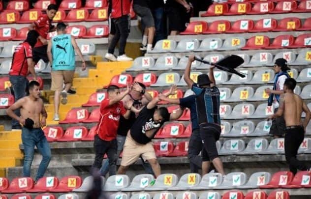 مباراة في الدوري المكسيكي تتحول إلى ساحة قتال بين الجماهير watanserb.com