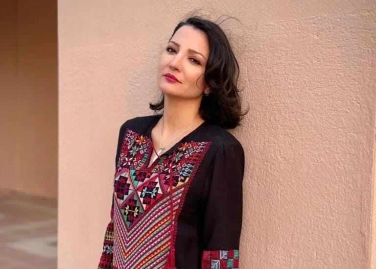 غادة عويس تتألق بالثوب الفلسطيني (شاهد) غادة عويس بالثوب الفلسطيني watanserb.com