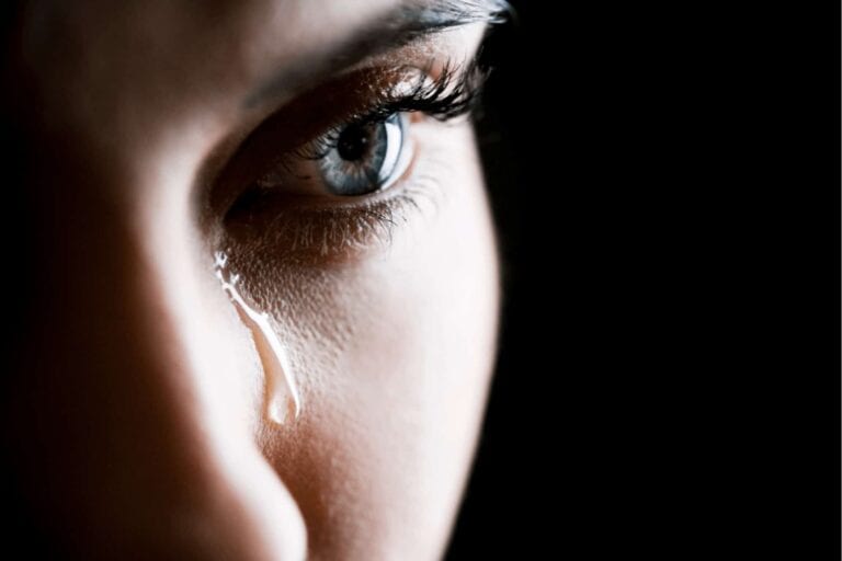 لماذا لا استطيع البكاء؟! .. 10 أسباب لا تسمح لك بالتخلص من مشاعرك لماذا لا استطيع البكاء watanserb.com