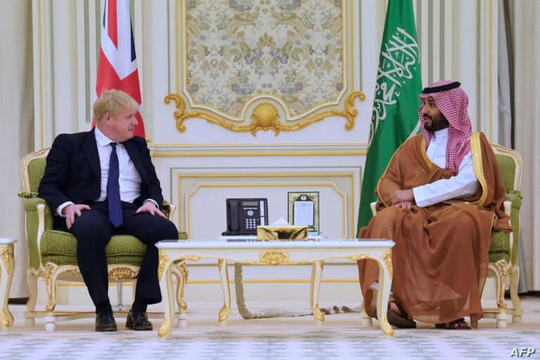موقع بريطاني يهاجم بوريس جونسون لمحاولته “الذليلة” إعادة تأهيل محمد بن سلمان ولي العهد السعودي محمد بن سلمان ورئيس الوزراء البريطاني بوريس جونسون watanserb.com