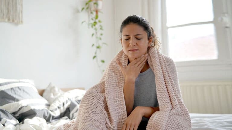 كيف تميز التهاب الحلق الناتج عن الإصابة بفيروس كورونا؟ 9 علامات جديدة watanserb.com