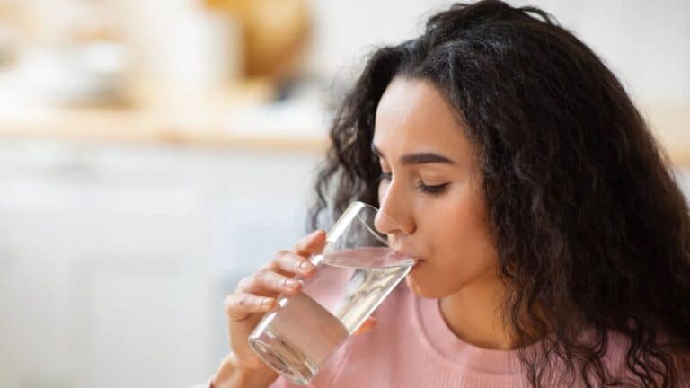 5 أسباب ستجعلك تتخلى عن شرب الماء البارد 5 أسباب ستجعلك تتخلى عن شرب الماء البارد watanserb.com
