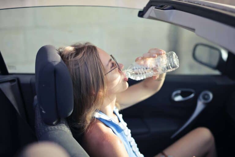 هل هناك خطورة في ترك زجاجة ماء في السيارة؟ هل هناك خطورة في ترك زجاجة ماء في السيارة؟ watanserb.com