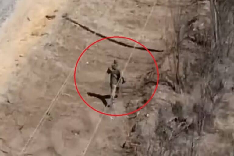 جندي روسي يهرب من طائرة “بيرقدار” ويقود “من غير قصد” الأوكرانيين إلى وحدته! (فيديو) جندي روسي هارب من طائرة بيرقدار watanserb.com
