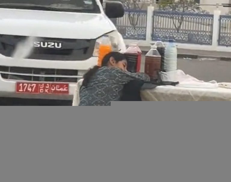 طفلة تبيع العصائر وتنام في الشارع في سلطنة عمان watanserb.com