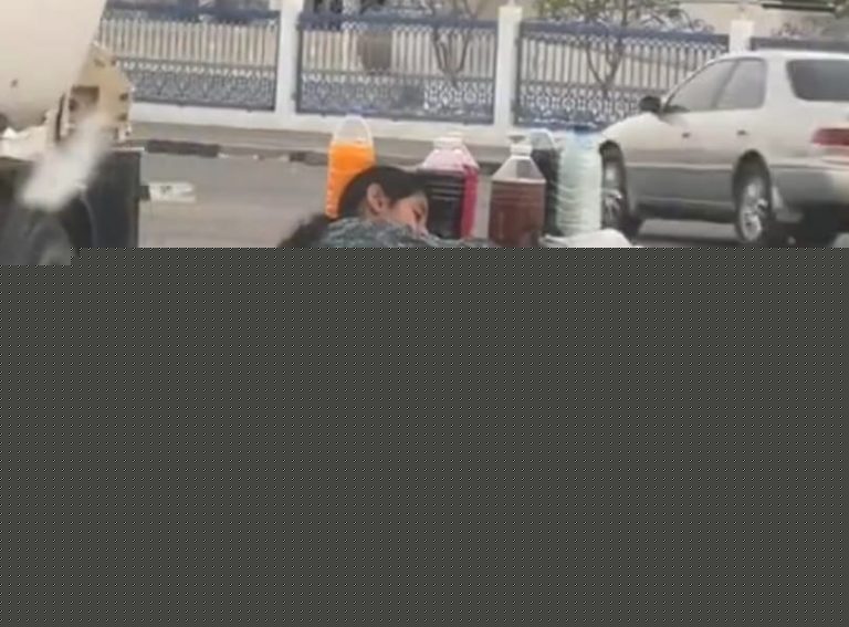 طفلة تنام على طاولة بيع عصائر في الشارع في سلطنة عمان watanserb.com