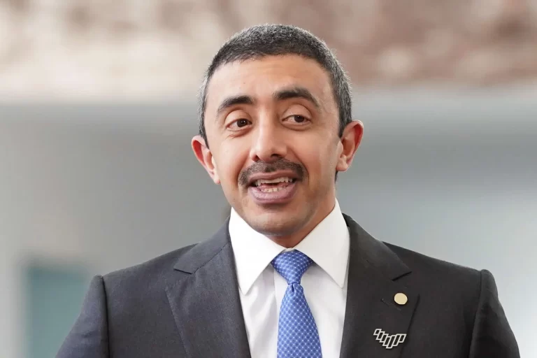 كاتب عُماني يتساءل عن سر “عشق وهيام” عبدالله بن زايد بإسرائيل! سر عشق وهيام عبدالله بن زايد بإسرائيل watanserb.com