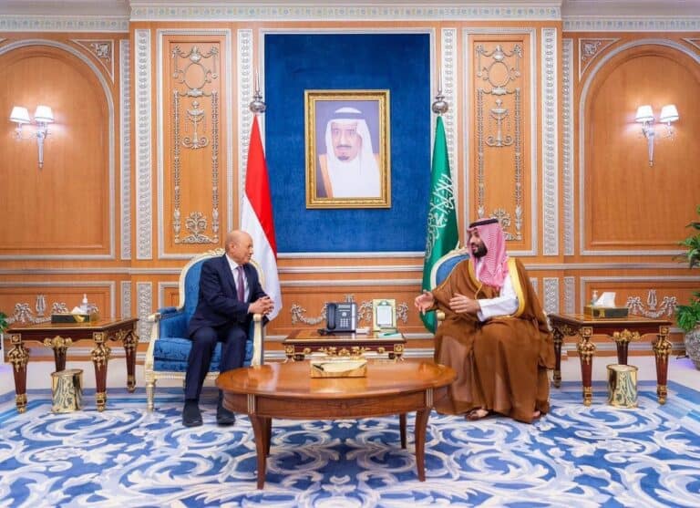 “ن.تايمز”: تنازل “هادي” عن الرئاسة علامة على بحث السعودية والإمارات عن مخرج من مستنقع الحرب تنازل "هادي" عن الرئاسة علامة على بحث السعودية والإمارات عن مخرج من مستنقع الحرب watanserb.com
