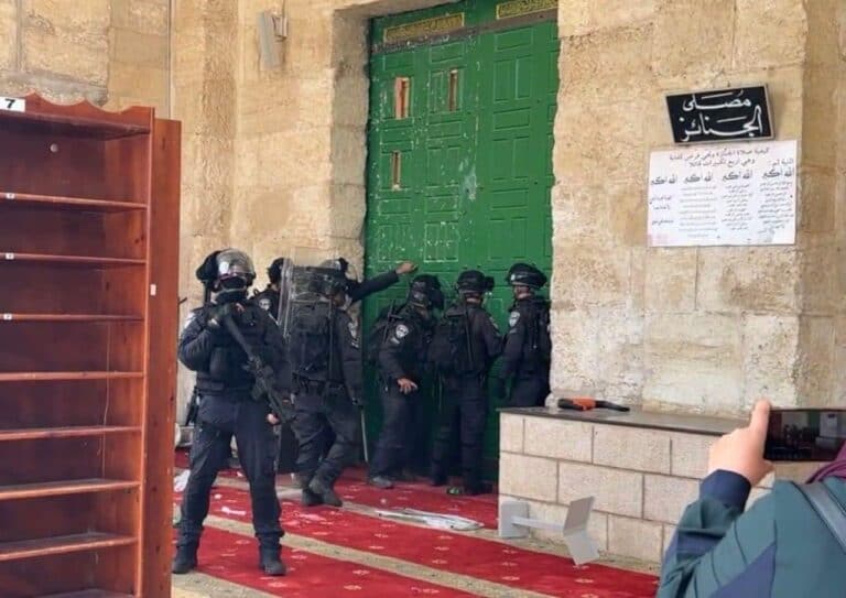 خلال تصديها لاقتحام المستوطنين.. اعتقال مرابطة جزائرية ونزع حجابها في المسجد الأقصى! (شاهد) اقتحام الأقصى watanserb.com