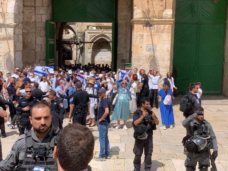 “مسيرة الأعلام”.. قطعان المستوطنين تدنس الأقصى ورد فوري من المرابطين يربك الاحتلال مسيرة الأعلام اقتحام الأقصى watanserb.com
