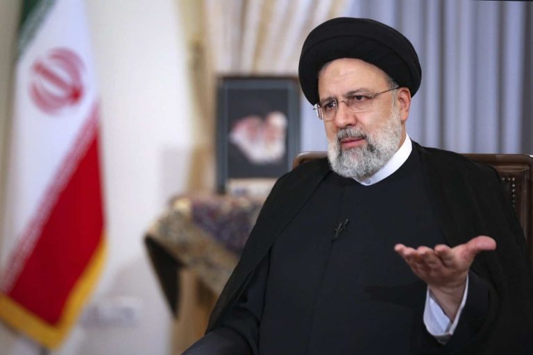 الرئيس الإيراني ابراهيم رئيسي يصل سلطنة عمان والسلطان هيثم بن طارق على رأس مستقبليه الرئيس الايراني زيارة سلطنة عمان watanserb.com