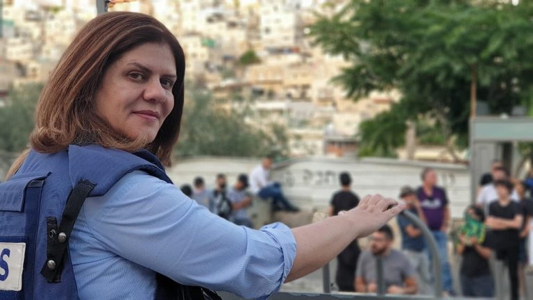 شيرين أبو عاقلة مسيرة الأعلام watanserb.com