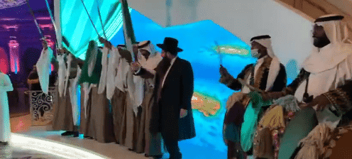 الحاخام اليهودي “يعقوب هرتسوغ” يشارك برقصة العرضة السعودية في الرياض يعقوب هرتسوغ watanserb.com