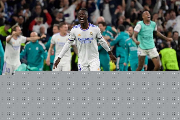 كامافينجا يحتفل بالرقص مع جماهير ريال مدريد خارج قلعة سانتياغو برنابيو (شاهد) إدواردو كامافينجا يحتفل مع جماهير ريال مدريد خارج ملعب سانتياغو برنابيو watanserb.com