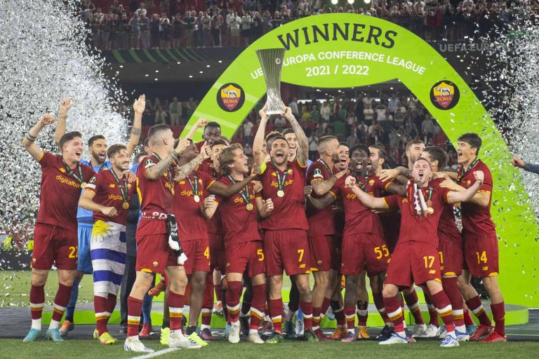 روما يتوج بلقب دوري المؤتمر الأوروبي بعد غياب لأكثر من 60 عاماً (فيديو) روما يتوج بلقب دوري المؤتمر الأوروبي على حساب فينورد الهولندي watanserb.com