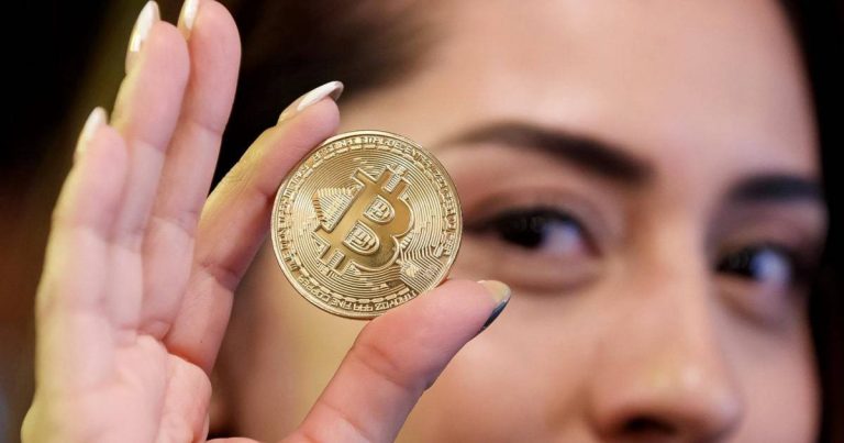 لماذا فقد البيتكوين نصف قيمته في ستة أشهر؟ watanserb.com